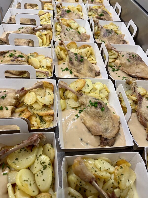 Plat du vendredi 9 Octobre – Cuisse de canard confite, pommes de terre sarladaises, sauce au poivre vert